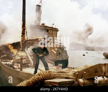 Scene con Steve McQueen Film: The Sand Pebbles (1966) personaggi: CON Jake Holman regista: Robert Wise 20 dicembre 1966 **AVVERTENZA** questa fotografia è solo per uso editoriale ed è copyright di 20 CENTURY FOX e/o del fotografo assegnato dalla Film o dalla Società di produzione e può essere riprodotta solo da pubblicazioni in concomitanza con la promozione del film di cui sopra. È richiesto un credito obbligatorio a 20 CENTURY FOX. Il fotografo deve essere accreditato anche quando è noto. Nessun uso commerciale può essere concesso senza autorizzazione scritta da parte della Film Company. Foto Stock