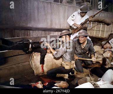 Scene con Steve McQueen Film: The Sand Pebbles (1966) personaggi: CON Jake Holman regista: Robert Wise 20 dicembre 1966 **AVVERTENZA** questa fotografia è solo per uso editoriale ed è copyright di 20 CENTURY FOX e/o del fotografo assegnato dalla Film o dalla Società di produzione e può essere riprodotta solo da pubblicazioni in concomitanza con la promozione del film di cui sopra. È richiesto un credito obbligatorio a 20 CENTURY FOX. Il fotografo deve essere accreditato anche quando è noto. Nessun uso commerciale può essere concesso senza autorizzazione scritta da parte della Film Company. Foto Stock