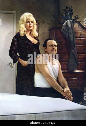 Jayne Mansfield & Terry-Thomas Film: Una guida per l'uomo sposato (1963) personaggi: Consulente tecnico (ragazza con Harold) & consulente tecnico (Harold aka Tiger) regista: Gene Kelly 25 maggio 1967 **AVVERTENZA** questa fotografia è solo per uso editoriale ed è copyright di 20 CENTURY FOX e/o del fotografo assegnato dalla Film o dalla Production Company e può essere riprodotta solo da pubblicazioni in concomitanza con la promozione del film di cui sopra. È richiesto un credito obbligatorio a 20 CENTURY FOX. Il fotografo deve essere accreditato anche quando è noto. Nessun uso commerciale può essere concesso senza writ Foto Stock