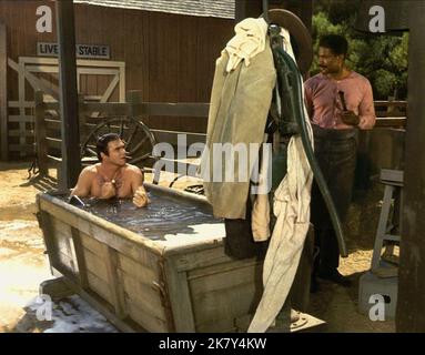 Burt Reynolds & Ossie Davis Film: Sam Whiskey (USA 1969) personaggi: Sam Whiskey & Jed Hooker regista: Arnold Leven 01 aprile 1969 **AVVERTENZA** questa fotografia è solo per uso editoriale ed è copyright di UNITED ARTISTS e/o del fotografo assegnato dalla Film o dalla Production Company e può essere riprodotta solo da pubblicazioni in concomitanza con la promozione del film di cui sopra. È richiesto un credito obbligatorio per GLI ARTISTI UNITI. Il fotografo deve essere accreditato anche quando è noto. Nessun uso commerciale può essere concesso senza autorizzazione scritta da parte della Film Company. Foto Stock