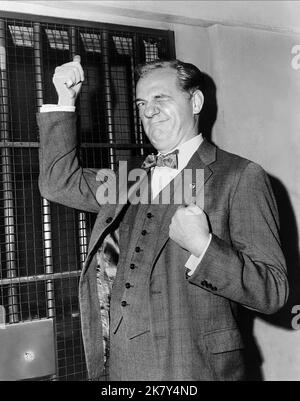 Karl Malden Film The Birdman of Alcatraz (USA 1962) personaggi: Harvey Shoemaker regista: John Frankenheimer 03 luglio 1962 **ATTENZIONE** questa fotografia è solo per uso editoriale ed è copyright di UNITED ARTISTS e/o The Photographer assegnato dalla Film or Production Company e può essere riprodotta solo da pubblicazioni in concomitanza con la promozione del suddetto Film. È richiesto un credito obbligatorio per GLI ARTISTI UNITI. Il fotografo deve essere accreditato anche se conosciuto. Nessun uso commerciale può essere concesso senza l'autorizzazione scritta di The Film Company. Foto Stock