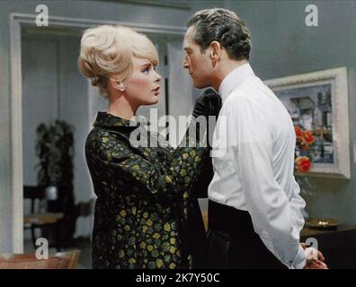 Elke Sommer & Paul Newman Film: Il Premio (USA 1963) personaggi: Inger Lisa Andersson & Andrew Craig regista: Mark Robson 25 dicembre 1963 **AVVERTENZA** questa fotografia è solo per uso editoriale ed è copyright di MGM e/o del fotografo assegnato dalla Film o dalla Production Company e può essere riprodotta solo da pubblicazioni in concomitanza con la promozione del film di cui sopra. È richiesto un credito obbligatorio a MGM. Il fotografo deve essere accreditato anche quando è noto. Nessun uso commerciale può essere concesso senza autorizzazione scritta da parte della Film Company. Foto Stock