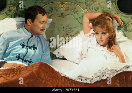Maurice Ronet & Jane fonda Film: La Ronda; Circle of Love (1963) personaggi: Henri / Der Ehemann & Sophie / Die 'Junge Frau' regista: Roger Vadim 16 ottobre 1964 **AVVERTENZA** questa fotografia è solo per uso editoriale ed è copyright della Film Company e/o del fotografo assegnato dalla Film o dalla Production Company e può essere riprodotta solo da pubblicazioni in concomitanza con la promozione del film di cui sopra. È richiesto un credito obbligatorio alla società cinematografica. Il fotografo deve essere accreditato anche quando è noto. Nessun uso commerciale può essere concesso senza l'autorizzazione scritta della Fil Foto Stock