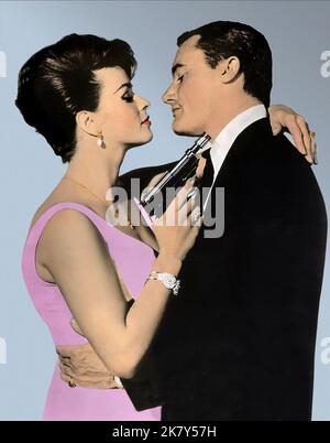 Senta Berger & Robert Vaughn Film: The Spy with My Face; Man from U.N.C.L.E. (USA 1965) personaggi: Serena (archivio riprese) & Napoleon solo / Onkel, 'O.N.K.E.L', 'U.N.C.L.E.' Regista: John Newland 27 maggio 1965 **AVVERTENZA** questa fotografia è solo per uso editoriale ed è copyright di MGM e/o del fotografo assegnato dalla Film o dalla Production Company e può essere riprodotta solo da pubblicazioni in concomitanza con la promozione del film di cui sopra. È richiesto un credito obbligatorio a MGM. Il fotografo deve essere accreditato anche quando è noto. Nessun uso commerciale può essere concesso senza scritto Foto Stock