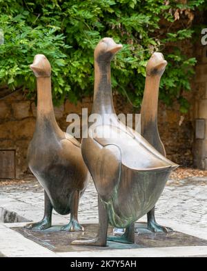 Tre statue di bronzo oche, emblemi dell'anatra, oche e foie gras imprese a Sarlat-la-Caneda una città medievale 14th ° secolo conservato in Dordogna Foto Stock