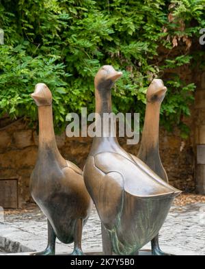 Tre statue di bronzo oche, emblemi dell'anatra, oche e foie gras imprese a Sarlat-la-Caneda una città medievale ben conservato 14th ° secolo a Dor Foto Stock