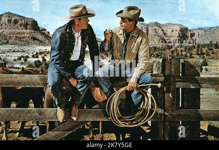 Henry fonda & Glenn Ford Film: The Rounders (USA 1965) personaggi: Marion 'Howdy' Lewis (brono buster) & ben Jones regista: Burt Kennedy 08 Gennaio 1965 **AVVERTENZA** questa fotografia è solo per uso editoriale ed è copyright di MGM e/o del fotografo assegnato dalla Film o dalla Production Company e può essere riprodotta solo da pubblicazioni in concomitanza con la promozione del film di cui sopra. È richiesto un credito obbligatorio a MGM. Il fotografo deve essere accreditato anche quando è noto. Nessun uso commerciale può essere concesso senza autorizzazione scritta da parte della Film Company. Foto Stock