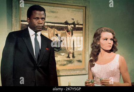 Sidney Poitier & Katharine Houghton Film: Guess Who's Coming to Dinner (1967) regista: Stanley Kramer 11 dicembre 1967 **AVVERTENZA** questa fotografia è solo per uso editoriale ed è copyright di COLUMBIA e/o del fotografo assegnato dalla Film o dalla Production Company e può essere riprodotta solo da pubblicazioni in concomitanza con la promozione del film di cui sopra. È richiesto un credito obbligatorio a COLUMBIA. Il fotografo deve essere accreditato anche quando è noto. Nessun uso commerciale può essere concesso senza autorizzazione scritta da parte della Film Company. Foto Stock