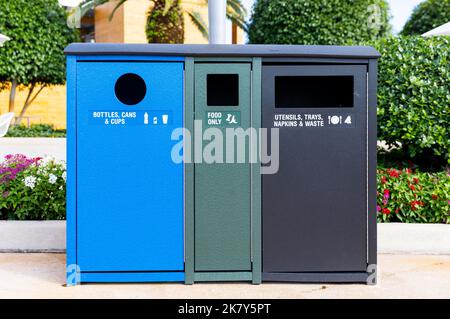 Contenitori colorati per la raccolta dei rifiuti da riciclare Foto Stock