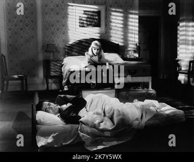 James Mason & sue Lyon Film: Lolita (UK/USA 1962) personaggi: Prof. Humbert Humbert & Lolita regista: Stanley Kubrick 12 giugno 1962 **AVVERTENZA** questa fotografia è solo per uso editoriale ed è copyright di MGM e/o del fotografo assegnato dalla Film o dalla Production Company e può essere riprodotta solo da pubblicazioni in concomitanza con la promozione del film di cui sopra. È richiesto un credito obbligatorio a MGM. Il fotografo deve essere accreditato anche quando è noto. Nessun uso commerciale può essere concesso senza autorizzazione scritta da parte della Film Company. Foto Stock