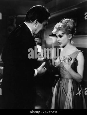 James Mason & sue Lyon Film: Lolita (UK/USA 1962) personaggi: Prof. Humbert Humbert & Lolita regista: Stanley Kubrick 12 giugno 1962 **AVVERTENZA** questa fotografia è solo per uso editoriale ed è copyright di MGM e/o del fotografo assegnato dalla Film o dalla Production Company e può essere riprodotta solo da pubblicazioni in concomitanza con la promozione del film di cui sopra. È richiesto un credito obbligatorio a MGM. Il fotografo deve essere accreditato anche quando è noto. Nessun uso commerciale può essere concesso senza autorizzazione scritta da parte della Film Company. Foto Stock