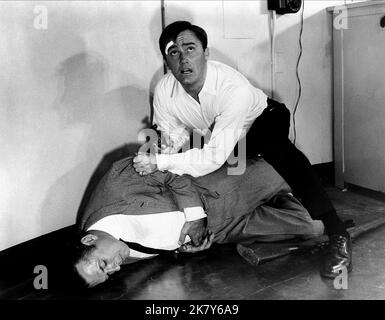 Robert Vaughn Film The Spy with My Face; Man from U.N.C.L.E. (USA 1965) personaggi: Napoleon solo / Onkel, 'O.N.K.E.L', 'U.C.L.E.' regista: John Newland 27 maggio 1965 **ATTENZIONE** questa fotografia è ad uso esclusivamente editoriale ed è copyright della MGM e/o del fotografo assegnato dalla Film or Production Company e può essere riprodotta solo in concomitanza con la promozione del film. È richiesto un credito obbligatorio a MGM. Il fotografo deve essere accreditato anche se conosciuto. Nessun uso commerciale può essere concesso senza l'autorizzazione scritta di The Film Company. Foto Stock