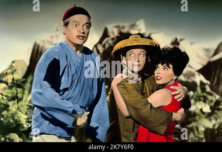 Bob Hope, Bing Crosby, Joan Collins Film: The Road to Hong Kong (1964) personaggi: Chester Babcock, Harry Turner, Diane (3rd agente Echelon) regista: Norman Panama 27 aprile 1962 **AVVERTENZA** questa fotografia è solo per uso editoriale ed è copyright della Film Company e/o del fotografo assegnato dalla Film o dalla Production Company e può essere riprodotta solo da pubblicazioni in concomitanza con la promozione del film di cui sopra. È richiesto un credito obbligatorio alla società cinematografica. Il fotografo deve essere accreditato anche quando è noto. Nessun uso commerciale può essere concesso senza autorizzazione scritta Foto Stock