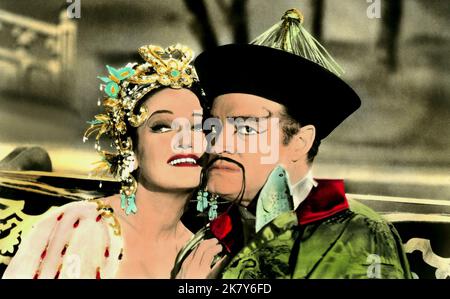 Dorothy Lamour & Bob Hope Film: The Road to Hong Kong (1962) personaggi: Lei e Chester Babcock regista: Norman Panama 27 aprile 1962 **AVVERTENZA** questa fotografia è solo per uso editoriale ed è copyright della Film Company e/o del fotografo assegnato dalla Film o dalla Production Company e può essere riprodotta solo da pubblicazioni in concomitanza con la promozione del film di cui sopra. È richiesto un credito obbligatorio alla società cinematografica. Il fotografo deve essere accreditato anche quando è noto. Nessun uso commerciale può essere concesso senza autorizzazione scritta da parte della Film Company. Foto Stock