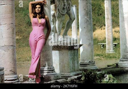 Raquel Welch Film The Biggest Bundle of Them All (USA 1968) personaggi: Juliana regista: Ken Annakin 17 gennaio 1968 **WARNING** questa fotografia è ad uso esclusivamente editoriale ed è copyright della MGM e/o del fotografo assegnato dalla Film o Production Company e può essere riprodotta solo da pubblicazioni in concomitanza con la promozione del suddetto Film. È richiesto un credito obbligatorio a MGM. Il fotografo deve essere accreditato anche se conosciuto. Nessun uso commerciale può essere concesso senza l'autorizzazione scritta di The Film Company. Foto Stock