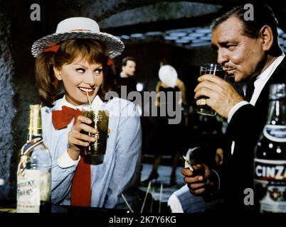 Sophia Loren & Clark Gable Film: È iniziato a Napoli (USA 1960) personaggi: Lucia Curcio & Michael Hamilton regista: Melville Shavelson 07 agosto 1960 **AVVERTENZA** questa fotografia è solo per uso editoriale ed è copyright di PARAMOUNT e/o del fotografo assegnato dalla Film o dalla Production Company e può essere riprodotta solo da pubblicazioni in concomitanza con la promozione del film di cui sopra. È richiesto un credito obbligatorio a PARAMOUNT. Il fotografo deve essere accreditato anche quando è noto. Nessun uso commerciale può essere concesso senza autorizzazione scritta da parte della Film Company. Foto Stock