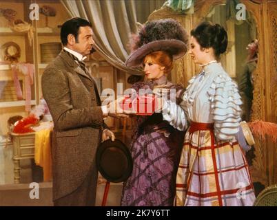 Walter Matthau, Barbra Streisand, Marianne McAndrew Film: Ciao, Dolly! (USA 1969) personaggi: Horace Vandergelder,Dolly Levi,Irene Molloy regista: Gene Kelly 16 dicembre 1969 **AVVERTENZA** questa fotografia è solo per uso editoriale ed è copyright di 20th CENTURY FOX e/o del fotografo assegnato dalla Film o dalla Production Company e può essere riprodotta solo da pubblicazioni in concomitanza con la promozione del film di cui sopra. È richiesto un credito obbligatorio a 20th CENTURY FOX. Il fotografo deve essere accreditato anche quando è noto. Nessun uso commerciale può essere concesso senza autorizzazione scritta Foto Stock