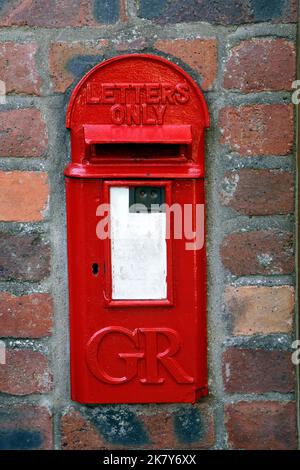 Esempio di una cassetta postale rossa di King George al St Fagans Museum of History, Cardiff. Re Giorgio 5 o 6 Foto Stock