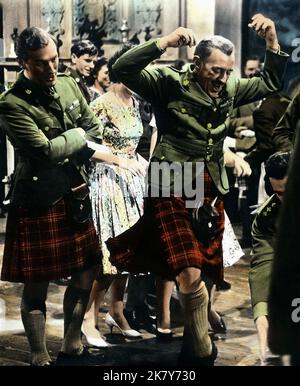 Alec Guinness Film Tunes of Glory (1963) regista: Ronald Neame 20 dicembre 1960 **ATTENZIONE** questa fotografia è ad uso esclusivamente editoriale ed è copyright di ARTISTI UNITI e/o del fotografo assegnato dalla Film o Production Company e può essere riprodotta solo da pubblicazioni in concomitanza con la promozione del suddetto Film. È richiesto un credito obbligatorio per GLI ARTISTI UNITI. Il fotografo deve essere accreditato anche se conosciuto. Nessun uso commerciale può essere concesso senza l'autorizzazione scritta di The Film Company. Foto Stock