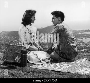 Joan Blackman & Elvis Presley Film: Blue Hawaii (USA 1961) personaggi: Maile Duval & Chad Gates regista: Norman Taurog 22 novembre 1961 **AVVERTENZA** questa fotografia è solo per uso editoriale ed è copyright delle IMMAGINI DI PRIMARIA IMPORTANZA e/o del fotografo assegnato dalla Film o dalla Production Company e può essere riprodotta solo da pubblicazioni in concomitanza con la promozione del film di cui sopra. È richiesto un credito obbligatorio per LE FOTO DI PARAMOUNT. Il fotografo deve essere accreditato anche quando è noto. Nessun uso commerciale può essere concesso senza autorizzazione scritta da parte della Film Company. Foto Stock