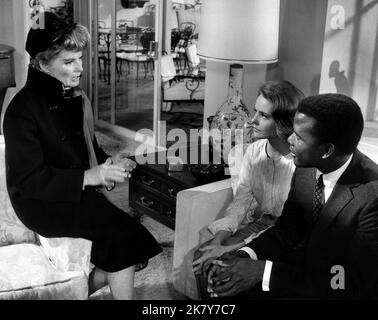 Katharine Hepburn, Katharine Houghton & Sidney Poitier Film: Guess Who's Coming to Dinner (1967) regista: Stanley Kramer 11 dicembre 1967 **AVVERTENZA** questa fotografia è solo per uso editoriale ed è copyright di COLUMBIA e/o del fotografo assegnato dalla Film o dalla Production Company e può essere riprodotta solo da pubblicazioni in concomitanza con la promozione del film di cui sopra. È richiesto un credito obbligatorio a COLUMBIA. Il fotografo deve essere accreditato anche quando è noto. Nessun uso commerciale può essere concesso senza autorizzazione scritta da parte della Film Company. Foto Stock