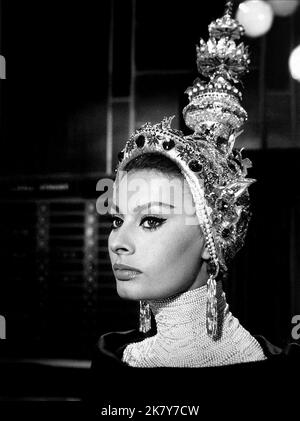 Sophia Loren Film: The Millionairess (GB 1960) personaggi: Epifania Parerga regista: Anthony Asquith 18 ottobre 1960 **AVVERTENZA** questa fotografia è solo per uso editoriale ed è copyright di 20 CENTURY FOX e/o del fotografo assegnato dalla Film o dalla Production Company e può essere riprodotta solo da pubblicazioni in concomitanza con la promozione del film di cui sopra. È richiesto un credito obbligatorio a 20 CENTURY FOX. Il fotografo deve essere accreditato anche quando è noto. Nessun uso commerciale può essere concesso senza autorizzazione scritta da parte della Film Company. Foto Stock