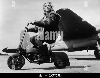 Maria Perschy Film: 633 Squadron (1962) personaggi: Hilde Bergman regista: Walter Grauman 01 aprile 1964 **AVVERTENZA** questa fotografia è solo per uso editoriale ed è copyright di UNITED ARTISTS e/o del fotografo assegnato dalla Film o dalla Production Company e può essere riprodotta solo da pubblicazioni in concomitanza con la promozione del film di cui sopra. È richiesto un credito obbligatorio per GLI ARTISTI UNITI. Il fotografo deve essere accreditato anche quando è noto. Nessun uso commerciale può essere concesso senza autorizzazione scritta da parte della Film Company. Foto Stock