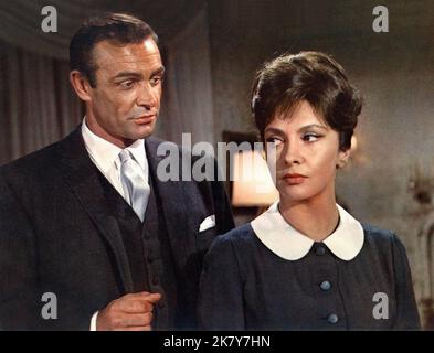 Sean Connery & Gina Lollobrigida Film: Woman of Straw (UK 1964) personaggi: Anthony 'Tony' Richmond & Maria Marcello / Literaturverfilmung (basato sul libro di Catherine Arley) regista: Basil Dearden 28 aprile 1964 **AVVERTENZA** questa fotografia è solo per uso editoriale ed è copyright delle PRODUZIONI RELPH-DEARDEN e/o del fotografo assegnato dalla Film o dalla Società di produzione e può essere riprodotta solo da pubblicazioni in concomitanza con la promozione del film di cui sopra. È richiesto un credito obbligatorio per le PRODUZIONI RELPH-DEARDEN. Il fotografo deve essere accreditato anche quando è noto. Foto Stock