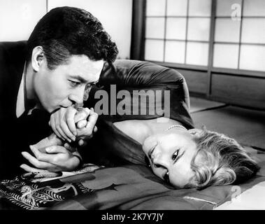 James Shigeta & Carroll Baker Film: Bridge to the Sun (1962) personaggi: Hidenari Terasaki & Gwen Terasaki regista: Etienne Perier 17 ottobre 1961 **AVVERTENZA** questa fotografia è solo per uso editoriale ed è copyright di METRO-GOLDWYN-MAYER e/o del fotografo assegnato dalla Film o dalla Production Company e può essere riprodotta solo da pubblicazioni in concomitanza con la promozione del film di cui sopra. È richiesto un credito obbligatorio a METRO-GOLDWYN-MAYER. Il fotografo deve essere accreditato anche quando è noto. Nessun uso commerciale può essere concesso senza autorizzazione scritta da parte della Film Company Foto Stock