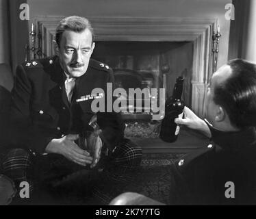 Scena con Alec Guinness Film Tunes of Glory (1960) personaggi: CON regista: Ronald Neame 20 dicembre 1960 **ATTENZIONE** questa fotografia è solo per uso editoriale ed è copyright di UNITED ARTISTS e/o The Photographer assegnato dalla Film or Production Company e può essere riprodotta solo da pubblicazioni in concomitanza con la promozione del suddetto Film. È richiesto un credito obbligatorio per GLI ARTISTI UNITI. Il fotografo deve essere accreditato anche se conosciuto. Nessun uso commerciale può essere concesso senza l'autorizzazione scritta di The Film Company. Foto Stock