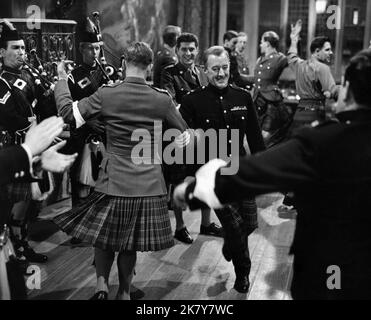 Alec Guinness Film Tunes of Glory (1967) regista: Ronald Neame 20 dicembre 1960 **ATTENZIONE** questa fotografia è ad uso esclusivamente editoriale ed è copyright di ARTISTI UNITI e/o del fotografo assegnato dalla Film o Production Company e può essere riprodotta solo da pubblicazioni in concomitanza con la promozione del suddetto Film. È richiesto un credito obbligatorio per GLI ARTISTI UNITI. Il fotografo deve essere accreditato anche se conosciuto. Nessun uso commerciale può essere concesso senza l'autorizzazione scritta di The Film Company. Foto Stock