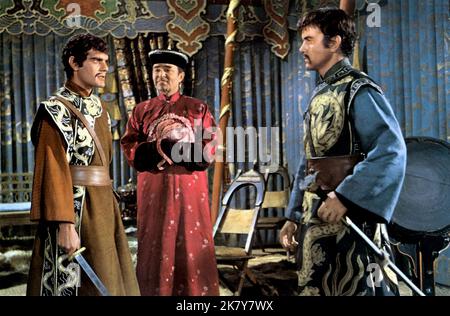 Omar Sharif, James Mason & Kenneth Cope Film: Genghis Khan (USA/UK/DE/YU 1965) personaggi: Temujin, successivamente Genghis Khan, Kam Ling & Subotai regista: Henry Levin 15 aprile 1965 **AVVERTENZA** questa fotografia è solo per uso editoriale ed è copyright delle IMMAGINI COLUMBIA e/o del fotografo assegnato dalla Film o dalla Production Company e può essere riprodotta solo da pubblicazioni in concomitanza con la promozione del film di cui sopra. È richiesto un credito obbligatorio per LE FOTO DI COLUMBIA. Il fotografo deve essere accreditato anche quando è noto. Nessun uso commerciale può essere concesso senza autorizzazione scritta Foto Stock