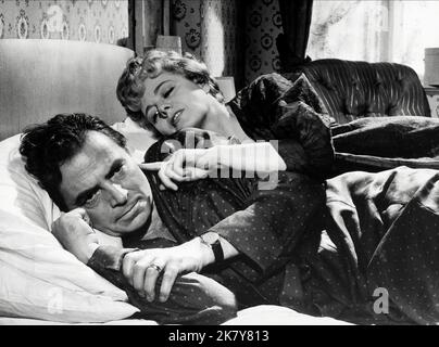 James Mason & Shelley Winters Film: Lolita (UK/USA 1962) personaggi: Prof. Humbert Humbert & Charlotte Haze regista: Stanley Kubrick 12 giugno 1962 **AVVERTENZA** questa fotografia è solo per uso editoriale ed è copyright di MGM e/o del fotografo assegnato dalla Film o dalla Production Company e può essere riprodotta solo da pubblicazioni in concomitanza con la promozione del film di cui sopra. È richiesto un credito obbligatorio a MGM. Il fotografo deve essere accreditato anche quando è noto. Nessun uso commerciale può essere concesso senza autorizzazione scritta da parte della Film Company. Foto Stock