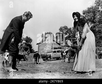 Burt Lancaster & Audrey Hepburn Film: The Unperdonate (1968) personaggi: Ben Zachary & Rachel Zachary regista: John Huston 06 aprile 1960 **AVVERTENZA** questa fotografia è solo per uso editoriale ed è copyright di UNITED ARTISTS e/o del fotografo assegnato dalla Film o dalla Production Company e può essere riprodotta solo da pubblicazioni in concomitanza con la promozione del film di cui sopra. È richiesto un credito obbligatorio per GLI ARTISTI UNITI. Il fotografo deve essere accreditato anche quando è noto. Nessun uso commerciale può essere concesso senza autorizzazione scritta da parte della Film Company. Foto Stock