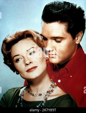 Hope Lange & Elvis Presley Film: Wild in the Country (USA 1961) personaggi: Irene Sperry & Glenn Tyler regista: Philip Dunne 08 giugno 1961 **AVVERTENZA** questa fotografia è solo per uso editoriale ed è copyright di 20th CENTURY FOX e/o del fotografo assegnato dalla Film o dalla Production Company e può essere riprodotta solo da pubblicazioni in concomitanza con la promozione del film di cui sopra. È richiesto un credito obbligatorio a 20th CENTURY FOX. Il fotografo deve essere accreditato anche quando è noto. Nessun uso commerciale può essere concesso senza autorizzazione scritta da parte della Film Company. Foto Stock