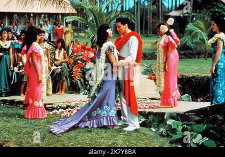 Joan Blackman & Elvis Presley Film: Blue Hawaii (USA 1961) personaggi: Maile Duval & Chad Gates regista: Norman Taurog 22 novembre 1961 **AVVERTENZA** questa fotografia è solo per uso editoriale ed è copyright delle IMMAGINI DI PRIMARIA IMPORTANZA e/o del fotografo assegnato dalla Film o dalla Production Company e può essere riprodotta solo da pubblicazioni in concomitanza con la promozione del film di cui sopra. È richiesto un credito obbligatorio per LE FOTO DI PARAMOUNT. Il fotografo deve essere accreditato anche quando è noto. Nessun uso commerciale può essere concesso senza autorizzazione scritta da parte della Film Company. Foto Stock