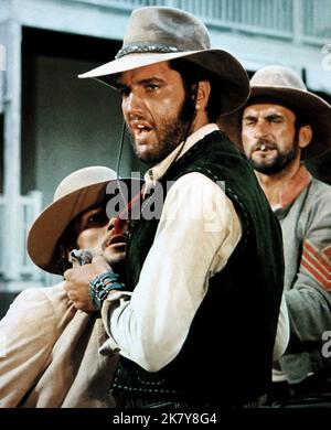 Elvis Presley Film: Charro! (USA 1969) personaggi: Jess Wade regista: Charles Marquis Warren 13 marzo 1969 **AVVERTENZA** questa fotografia è solo per uso editoriale ed è copyright delle IMMAGINI GENERALI NAZIONALI e/o del fotografo assegnato dalla Film o dalla Production Company e può essere riprodotta solo da pubblicazioni in concomitanza con la promozione del film di cui sopra. È richiesto un credito obbligatorio per LE IMMAGINI GENERALI NAZIONALI. Il fotografo deve essere accreditato anche quando è noto. Nessun uso commerciale può essere concesso senza autorizzazione scritta da parte della Film Company. Foto Stock