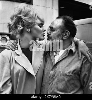 Elke Sommer & Edward G. Robinson Film: Il Premio (USA 1963) personaggi: Inger Lisa Andersson & Dr. Max Stratman / Prof. Walter Stratman regista: Mark Robson 25 dicembre 1963 **AVVERTENZA** questa fotografia è solo per uso editoriale ed è copyright di MGM e/o del fotografo assegnato dalla Film o dalla Production Company e può essere riprodotta solo da pubblicazioni in concomitanza con la promozione del film di cui sopra. È richiesto un credito obbligatorio a MGM. Il fotografo deve essere accreditato anche quando è noto. Nessun uso commerciale può essere concesso senza autorizzazione scritta da parte della Film Company. Foto Stock