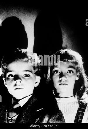 Martin Stephens & June Cowell Film: Village of the Damned (UK 1960) personaggi: David Zellaby & The Children regista: Wolf Rilla 07 dicembre 1960 **AVVERTENZA** questa fotografia è solo per uso editoriale ed è copyright di MGM e/o del fotografo assegnato dalla Film o dalla Production Company e può essere riprodotta solo da pubblicazioni in concomitanza con la promozione del film di cui sopra. È richiesto un credito obbligatorio a MGM. Il fotografo deve essere accreditato anche quando è noto. Nessun uso commerciale può essere concesso senza autorizzazione scritta da parte della Film Company. Foto Stock