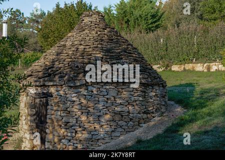 primo piano di una capanna di un pastore di pietra, fatta a mano, rotonda e invecchiata Foto Stock