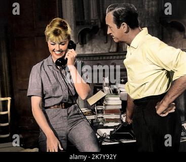 Doris Day & David Niven Film: Please Don't Eat the Daisies (USA 1960) regista: Charles Walters 31 marzo 1960 **AVVERTENZA** questa fotografia è solo per uso editoriale ed è copyright di MGM e/o del fotografo assegnato dalla Film o dalla Production Company e può essere riprodotta solo da pubblicazioni in concomitanza con la promozione del film di cui sopra. È richiesto un credito obbligatorio a MGM. Il fotografo deve essere accreditato anche quando è noto. Nessun uso commerciale può essere concesso senza autorizzazione scritta da parte della Film Company. Foto Stock