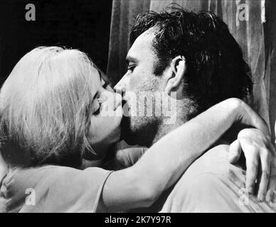 Sue Lyon & Richard Burton Film: La notte dell'Iguana (USA 1964) personaggi: CHARLOTTE GOODALL, REV. DR. T. LAWRENCE SHANNON regista: John Huston 06 agosto 1964 **AVVERTENZA** questa fotografia è solo per uso editoriale ed è copyright di MGM e/o del fotografo assegnato dalla Film o dalla Production Company e può essere riprodotta solo da pubblicazioni in concomitanza con la promozione del film di cui sopra. È richiesto un credito obbligatorio a MGM. Il fotografo deve essere accreditato anche quando è noto. Nessun uso commerciale può essere concesso senza autorizzazione scritta da parte della Film Company. Foto Stock