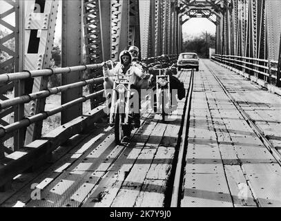 Peter fonda, Jack Nicholson & Dennis Hopper Film: Easy Rider (USA 1969) personaggi: Wyatt, George Hanson, Billy / 1962 Harley Davidson 1200cc regista: Dennis Hopper 08 maggio 1969 **AVVERTENZA** questa fotografia è solo per uso editoriale ed è copyright di COLUMBIA e/o del fotografo assegnato dalla Film o dalla Production Company e può essere riprodotta solo da pubblicazioni in concomitanza con la promozione del film di cui sopra. È richiesto un credito obbligatorio a COLUMBIA. Il fotografo deve essere accreditato anche quando è noto. Nessun uso commerciale può essere concesso senza l'autorizzazione scritta del film Foto Stock