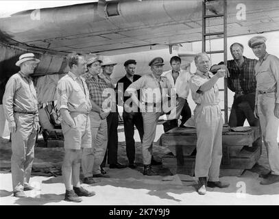 DaN Duryea, Ronald Fraser, Ernest Borgnine, Alex Montoya, William Aldrich, Peter Finch, Christian Marquand, Richard Attenborough, George Kennedy & James Stewart Film: The Flight of the Phoenix (1965) personaggi: Standish, Sergente Watson, Trucker Cobb, Carlos, Bill, Capitano Harris, Dr. Renaud, Lew Moran, Bellamy, Frank Towns Direttore: Robert Aldrich 15 dicembre 1965 **AVVERTENZA** questa fotografia è solo per uso editoriale ed è copyright di 20th CENTURY FOX e/o del fotografo assegnato dalla Film o dalla Production Company e può essere riprodotta solo da pubblicazioni in congiunzione con il Foto Stock