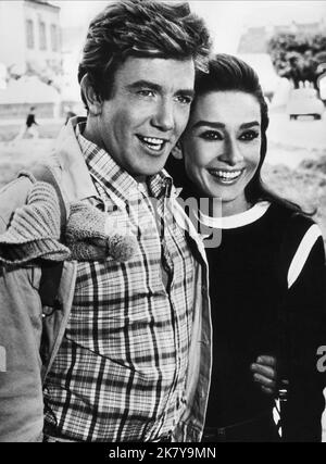 Albert Finney & Audrey Hepburn Film: Two for the Road (UK 1967) personaggi: Mark Wallace, Joanna 'Jo' Wallace regista: Stanley Donen 27 aprile 1967 **AVVERTENZA** questa fotografia è solo per uso editoriale ed è copyright di 20th CENTURY FOX e/o del fotografo assegnato dalla Film o dalla Production Company e può essere riprodotta solo da pubblicazioni in concomitanza con la promozione del film di cui sopra. È richiesto un credito obbligatorio a 20th CENTURY FOX. Il fotografo deve essere accreditato anche quando è noto. Nessun uso commerciale può essere concesso senza autorizzazione scritta da parte della Film Company. Foto Stock