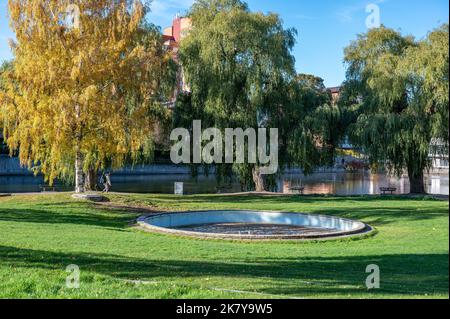 Parco cittadino Stromparken lungo il fiume Motala durante la caduta in Svezia. Norrkoping è una storica città industriale della Svezia. Foto Stock