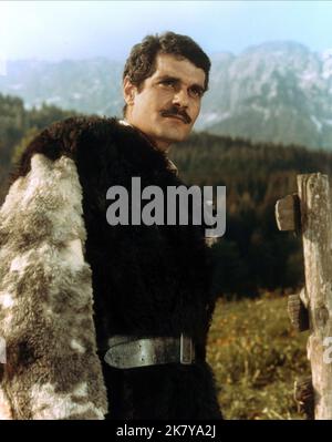 Omar Sharif Film: The Yellow Rolls-Royce (UK 1964) personaggi: Davich regista: Anthony Asquith 31 dicembre 1964 **AVVERTENZA** questa fotografia è solo per uso editoriale ed è copyright di MGM e/o del fotografo assegnato dalla Film o dalla Production Company e può essere riprodotta solo da pubblicazioni in concomitanza con la promozione del film di cui sopra. È richiesto un credito obbligatorio a MGM. Il fotografo deve essere accreditato anche quando è noto. Nessun uso commerciale può essere concesso senza autorizzazione scritta da parte della Film Company. Foto Stock