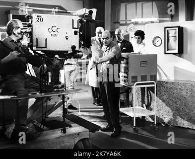 Bernard Knowels Film: Frozen Alive ; Der Fall X701 (1961) regista: Bernard Knowels 01 dicembre 1964 **AVVERTENZA** questa fotografia è solo per uso editoriale ed è copyright di ALFA e/o del fotografo assegnato dalla Film o dalla Società di produzione e può essere riprodotta solo da pubblicazioni in concomitanza con la promozione del film di cui sopra. È richiesto un credito obbligatorio ad ALFA. Il fotografo deve essere accreditato anche quando è noto. Nessun uso commerciale può essere concesso senza autorizzazione scritta da parte della Film Company. Foto Stock