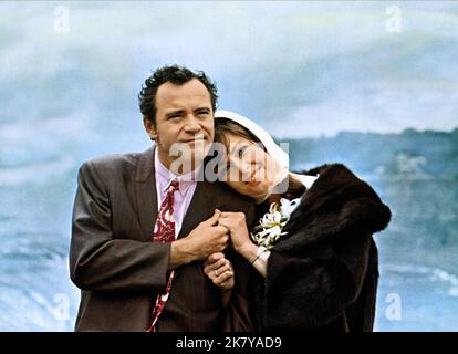 Jack Lemmon & Elaine May Film: Luv (USA 1967) personaggi: Harry Berlin, Ellen Manville regista: Clive Donner 26 luglio 1967 **AVVERTENZA** questa fotografia è solo per uso editoriale ed è copyright delle IMMAGINI COLUMBIA e/o del fotografo assegnato dalla Film o dalla Production Company e può essere riprodotta solo da pubblicazioni in concomitanza con la promozione del film di cui sopra. È richiesto un credito obbligatorio per LE FOTO DI COLUMBIA. Il fotografo deve essere accreditato anche quando è noto. Nessun uso commerciale può essere concesso senza autorizzazione scritta da parte della Film Company. Foto Stock