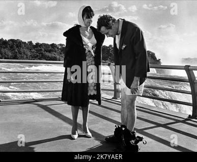 Elaine May & Jack Lemmon Film: Luv (USA 1967) personaggi: Ellen Manville, Harry Berlin regista: Clive Donner 26 luglio 1967 **AVVERTENZA** questa fotografia è solo per uso editoriale ed è copyright delle IMMAGINI COLUMBIA e/o del fotografo assegnato dalla Film o dalla Production Company e può essere riprodotta solo da pubblicazioni in concomitanza con la promozione del film di cui sopra. È richiesto un credito obbligatorio per LE FOTO DI COLUMBIA. Il fotografo deve essere accreditato anche quando è noto. Nessun uso commerciale può essere concesso senza autorizzazione scritta da parte della Film Company. Foto Stock